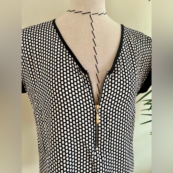 Express Geometric Print Black & White Zip Front Top – XS - Picture 9 of 14